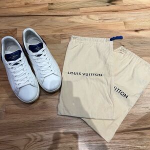 Louis Vuitton Luxembourg size 8.5 LV - 9.5 US.
Very good pre-owned condition.